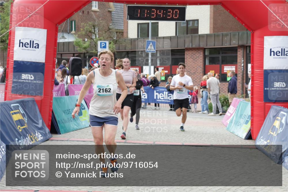 10.05.2026 - 8. Wedeler Halbmarathon Yannick Fuchs http://msf.ph/oto/9716054 10.05.2026 11:34:28 Ziel 179, 807, 992, 993, 2070, 2162 meine-sportfotos.de