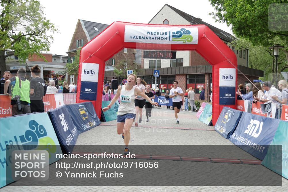 10.05.2026 - 8. Wedeler Halbmarathon Yannick Fuchs http://msf.ph/oto/9716056 10.05.2026 11:34:28 Ziel 179, 807, 992, 993, 2070, 2162 meine-sportfotos.de