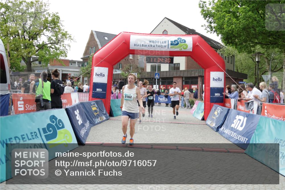 10.05.2026 - 8. Wedeler Halbmarathon Yannick Fuchs http://msf.ph/oto/9716057 10.05.2026 11:34:28 Ziel 179, 807, 992, 993, 2070, 2162 meine-sportfotos.de