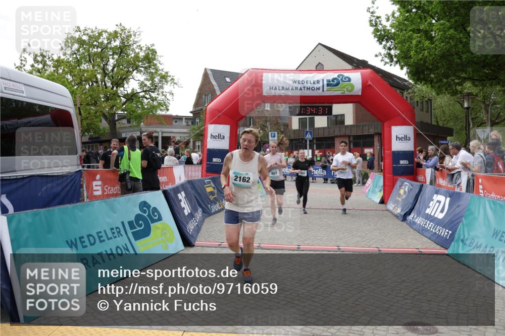10.05.2026 - 8. Wedeler Halbmarathon Yannick Fuchs http://msf.ph/oto/9716059 10.05.2026 11:34:29 Ziel 179, 807, 992, 993, 2070, 2162 meine-sportfotos.de