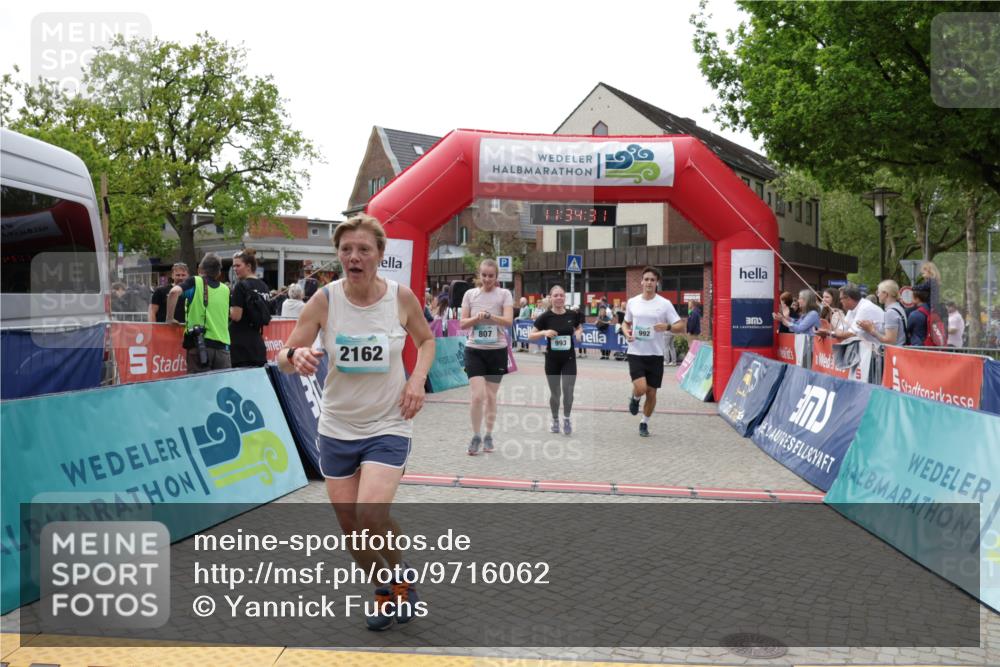 10.05.2026 - 8. Wedeler Halbmarathon Yannick Fuchs http://msf.ph/oto/9716062 10.05.2026 11:34:30 Ziel 179, 807, 992, 993, 2162 meine-sportfotos.de