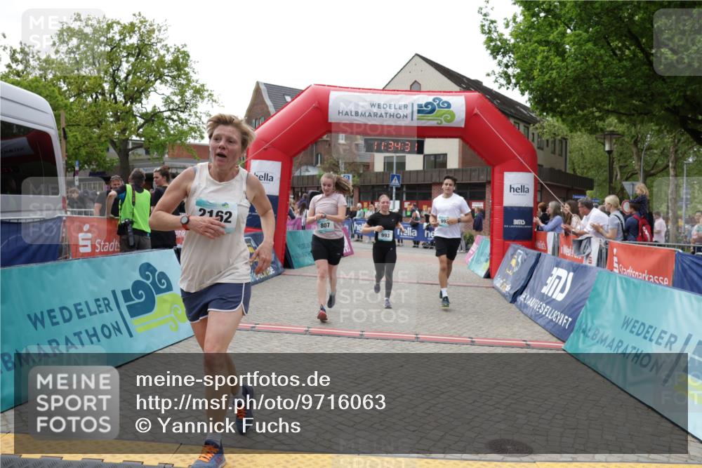 10.05.2026 - 8. Wedeler Halbmarathon Yannick Fuchs http://msf.ph/oto/9716063 10.05.2026 11:34:30 Ziel 179, 807, 992, 993, 2162 meine-sportfotos.de