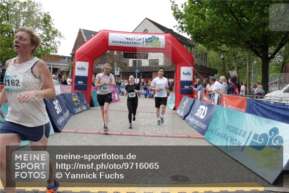 10.05.2026 - 8. Wedeler Halbmarathon Yannick Fuchs http://msf.ph/oto/9716065 10.05.2026 11:34:30 Ziel 179, 807, 992, 993, 2162 meine-sportfotos.de