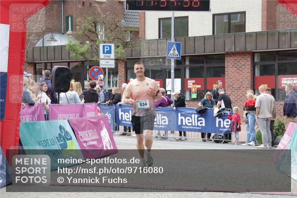 10.05.2026 - 8. Wedeler Halbmarathon Yannick Fuchs http://msf.ph/oto/9716080 10.05.2026 11:34:35 Ziel 534, 992, 993 meine-sportfotos.de