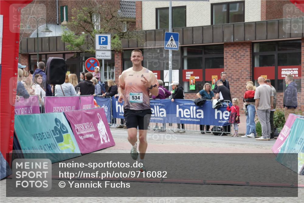 10.05.2026 - 8. Wedeler Halbmarathon Yannick Fuchs http://msf.ph/oto/9716082 10.05.2026 11:34:35 Ziel 534, 992, 993 meine-sportfotos.de