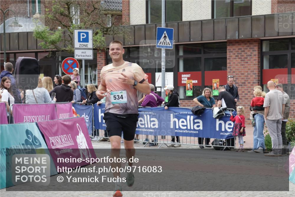 10.05.2026 - 8. Wedeler Halbmarathon Yannick Fuchs http://msf.ph/oto/9716083 10.05.2026 11:34:35 Ziel 534, 992, 993 meine-sportfotos.de