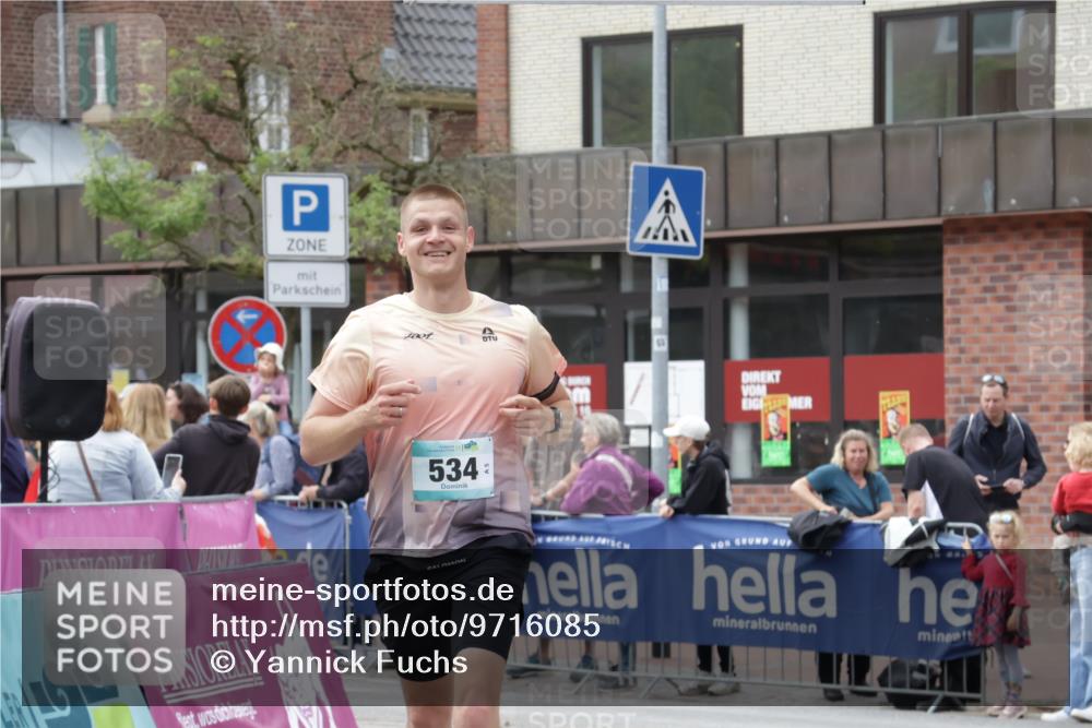 10.05.2026 - 8. Wedeler Halbmarathon Yannick Fuchs http://msf.ph/oto/9716085 10.05.2026 11:34:35 Ziel 534, 992, 993 meine-sportfotos.de