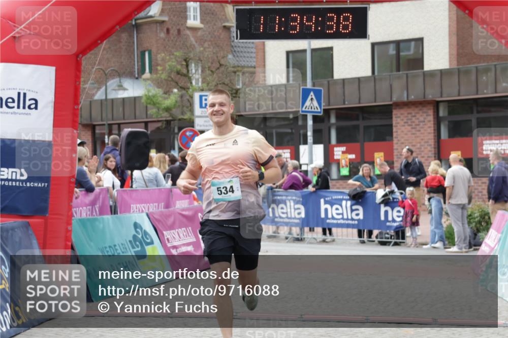 10.05.2026 - 8. Wedeler Halbmarathon Yannick Fuchs http://msf.ph/oto/9716088 10.05.2026 11:34:36 Ziel 534 meine-sportfotos.de