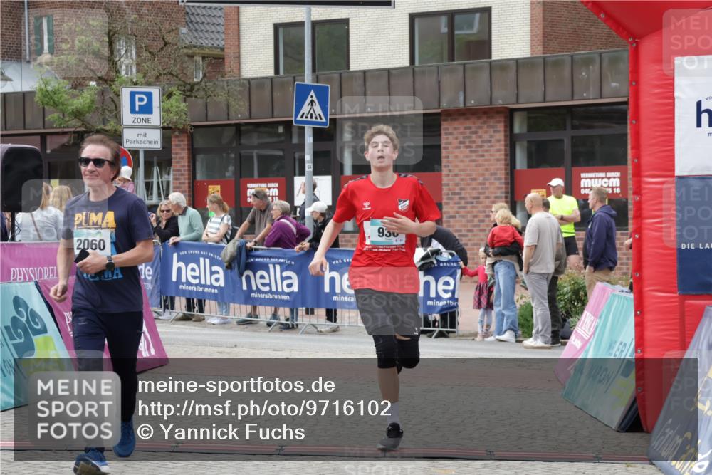 10.05.2026 - 8. Wedeler Halbmarathon Yannick Fuchs http://msf.ph/oto/9716102 10.05.2026 11:34:46 Ziel 930, 2060 meine-sportfotos.de