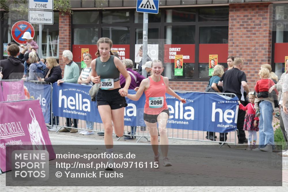 10.05.2026 - 8. Wedeler Halbmarathon Yannick Fuchs http://msf.ph/oto/9716115 10.05.2026 11:34:50 Ziel 930, 2060, 2065, 2098 meine-sportfotos.de