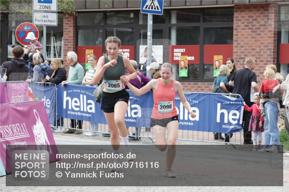 10.05.2026 - 8. Wedeler Halbmarathon Yannick Fuchs http://msf.ph/oto/9716116 10.05.2026 11:34:50 Ziel 930, 2060, 2065, 2098 meine-sportfotos.de