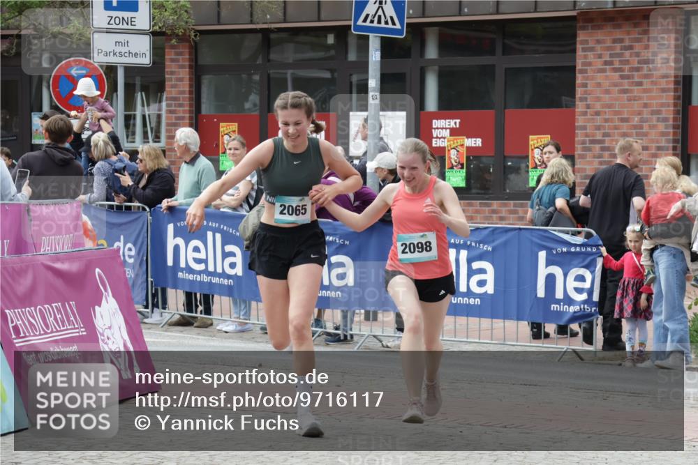 10.05.2026 - 8. Wedeler Halbmarathon Yannick Fuchs http://msf.ph/oto/9716117 10.05.2026 11:34:50 Ziel 930, 2060, 2065, 2098 meine-sportfotos.de