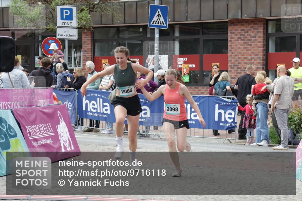 10.05.2026 - 8. Wedeler Halbmarathon Yannick Fuchs http://msf.ph/oto/9716118 10.05.2026 11:34:50 Ziel 930, 2060, 2065, 2098 meine-sportfotos.de