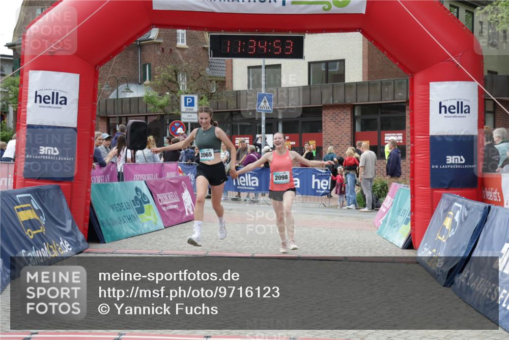 10.05.2026 - 8. Wedeler Halbmarathon Yannick Fuchs http://msf.ph/oto/9716123 10.05.2026 11:34:51 Ziel 930, 2060, 2065, 2098 meine-sportfotos.de