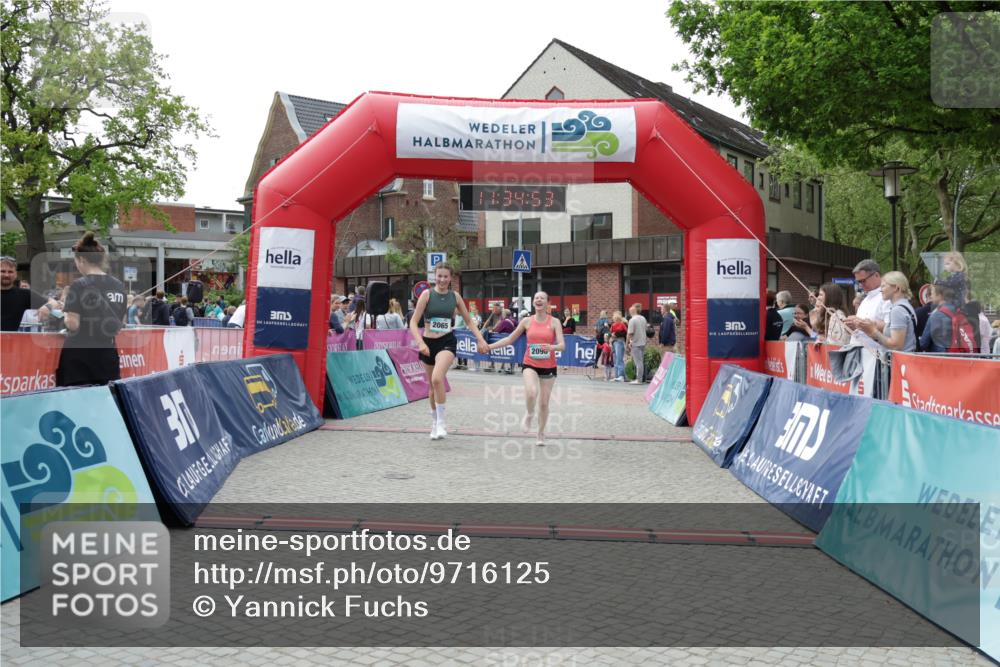 10.05.2026 - 8. Wedeler Halbmarathon Yannick Fuchs http://msf.ph/oto/9716125 10.05.2026 11:34:51 Ziel 930, 2060, 2065, 2098 meine-sportfotos.de