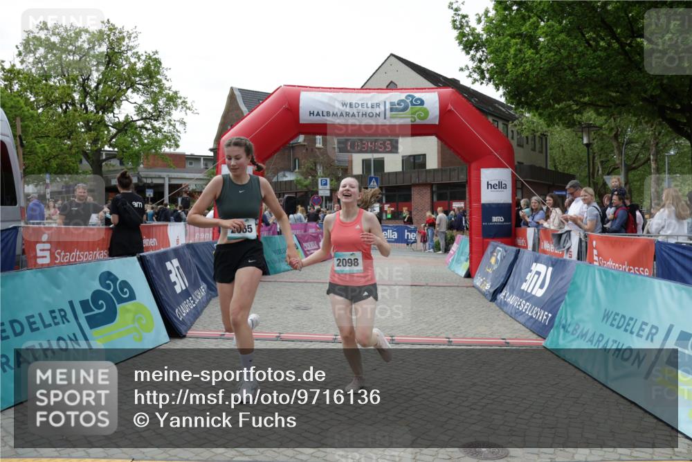 10.05.2026 - 8. Wedeler Halbmarathon Yannick Fuchs http://msf.ph/oto/9716136 10.05.2026 11:34:53 Ziel 701, 709, 2065, 2098 meine-sportfotos.de