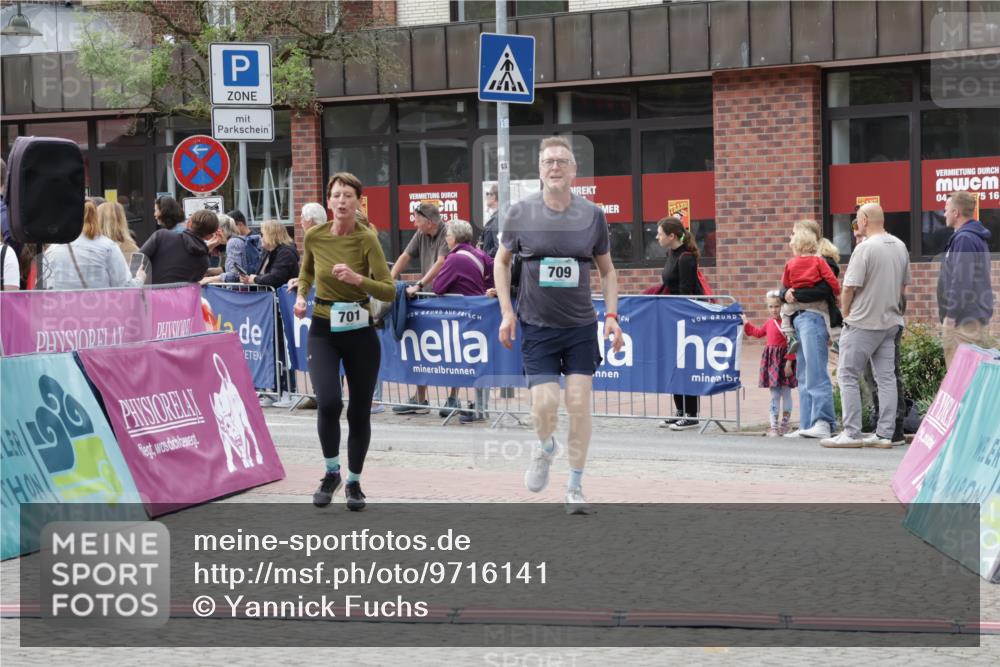 10.05.2026 - 8. Wedeler Halbmarathon Yannick Fuchs http://msf.ph/oto/9716141 10.05.2026 11:34:56 Ziel 440, 701, 709, 2065, 2098 meine-sportfotos.de