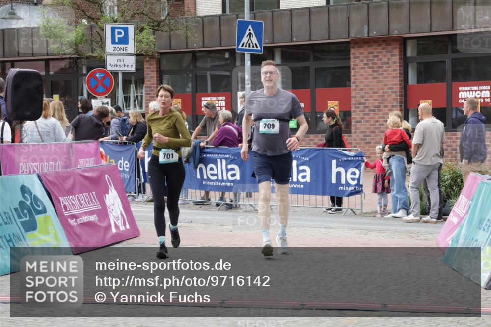 10.05.2026 - 8. Wedeler Halbmarathon Yannick Fuchs http://msf.ph/oto/9716142 10.05.2026 11:34:56 Ziel 440, 701, 709, 2065, 2098 meine-sportfotos.de