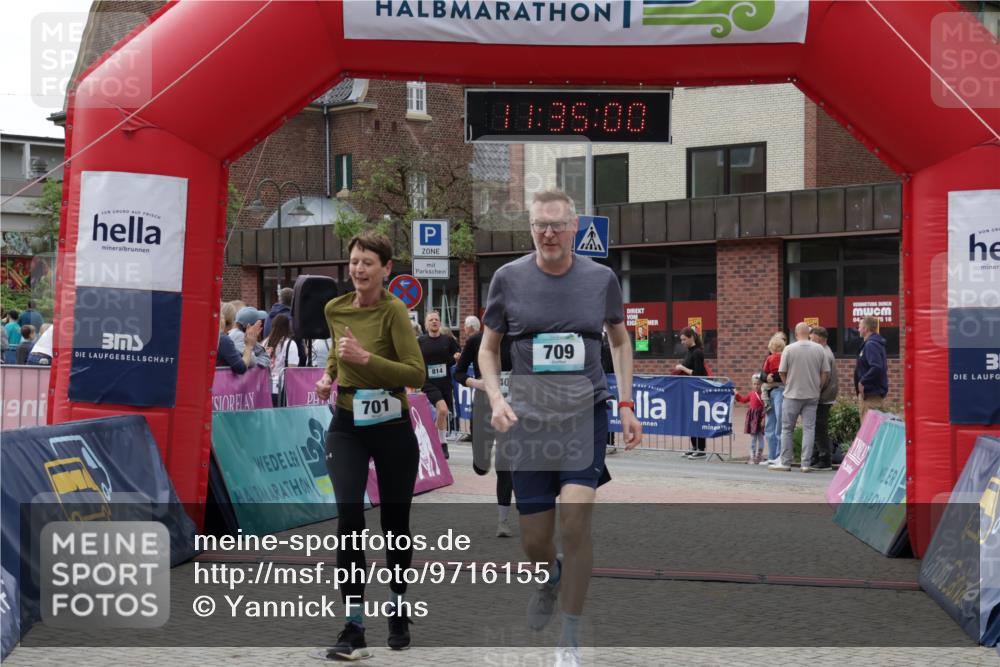 10.05.2026 - 8. Wedeler Halbmarathon Yannick Fuchs http://msf.ph/oto/9716155 10.05.2026 11:34:59 Ziel 440, 673, 701, 709, 814, 846, 847 meine-sportfotos.de