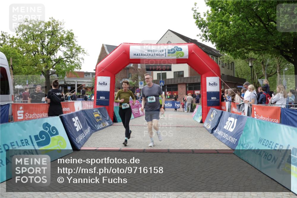 10.05.2026 - 8. Wedeler Halbmarathon Yannick Fuchs http://msf.ph/oto/9716158 10.05.2026 11:34:59 Ziel 440, 673, 701, 709, 814, 846, 847 meine-sportfotos.de