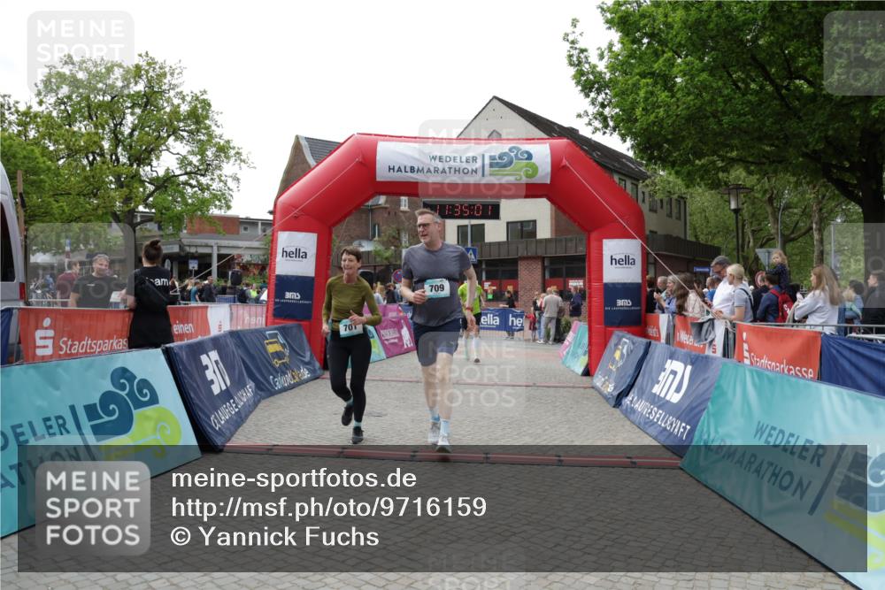 10.05.2026 - 8. Wedeler Halbmarathon Yannick Fuchs http://msf.ph/oto/9716159 10.05.2026 11:34:59 Ziel 440, 673, 701, 709, 814, 846, 847 meine-sportfotos.de
