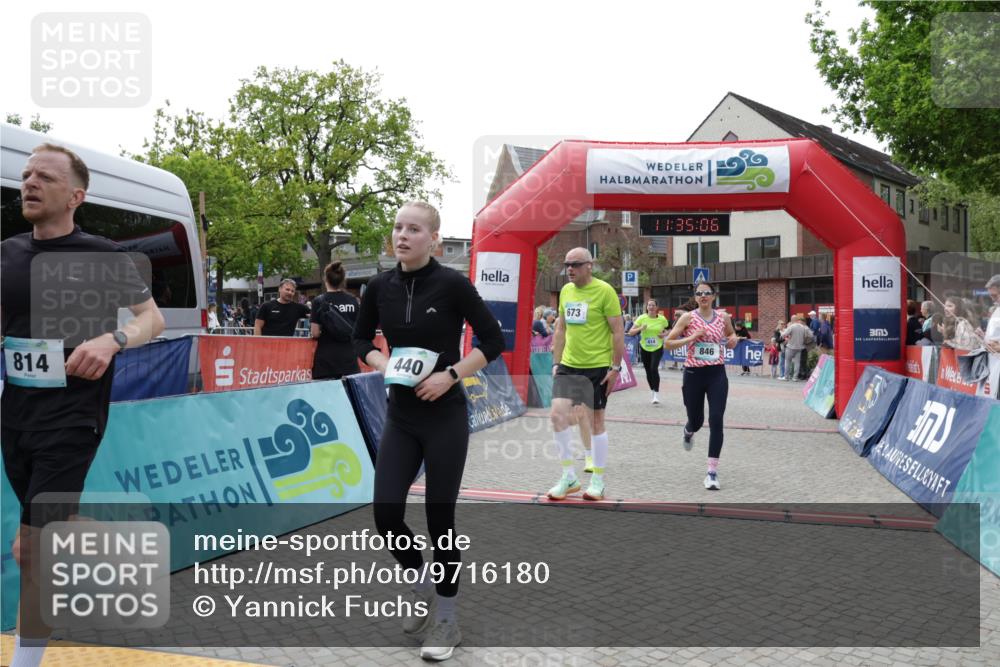 10.05.2026 - 8. Wedeler Halbmarathon Yannick Fuchs http://msf.ph/oto/9716180 10.05.2026 11:35:04 Ziel 414, 440, 673, 814, 846, 847 meine-sportfotos.de