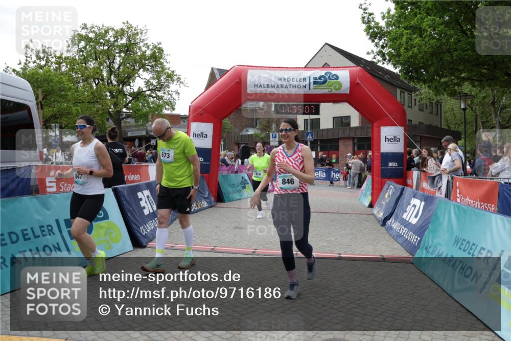 10.05.2026 - 8. Wedeler Halbmarathon Yannick Fuchs http://msf.ph/oto/9716186 10.05.2026 11:35:06 Ziel 414, 673, 814, 846, 847 meine-sportfotos.de