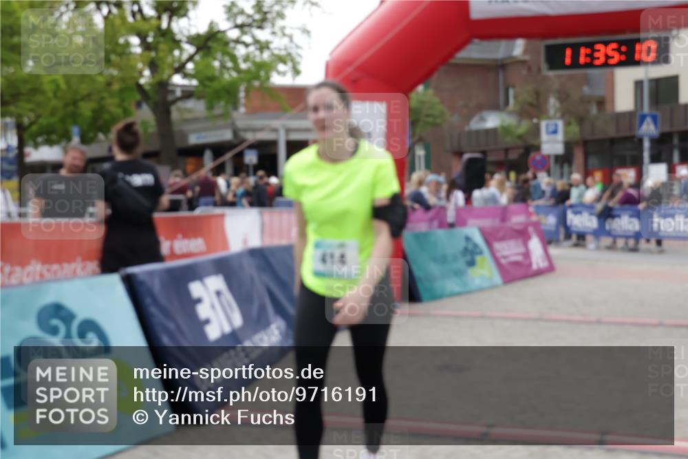 10.05.2026 - 8. Wedeler Halbmarathon Yannick Fuchs http://msf.ph/oto/9716191 10.05.2026 11:35:08 Ziel 414, 846, 847, 949, 2075 meine-sportfotos.de