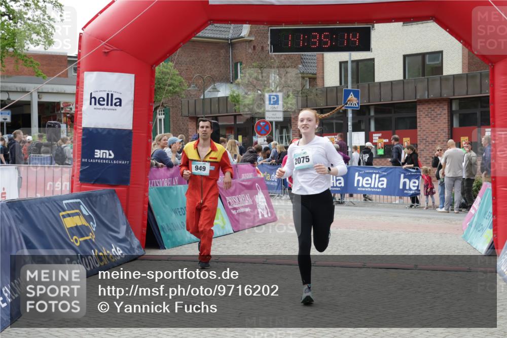 10.05.2026 - 8. Wedeler Halbmarathon Yannick Fuchs http://msf.ph/oto/9716202 10.05.2026 11:35:12 Ziel 44, 949, 2075 meine-sportfotos.de