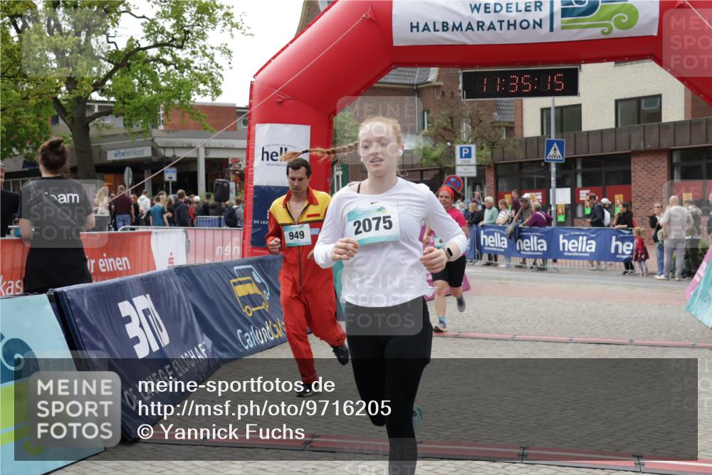 10.05.2026 - 8. Wedeler Halbmarathon Yannick Fuchs http://msf.ph/oto/9716205 10.05.2026 11:35:13 Ziel 44, 949, 2075 meine-sportfotos.de