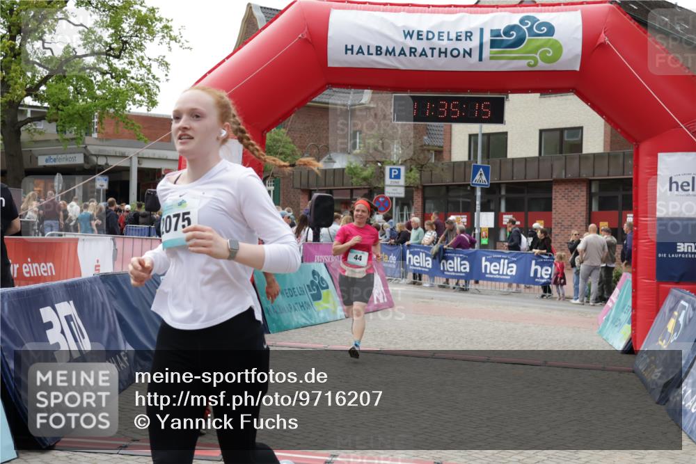 10.05.2026 - 8. Wedeler Halbmarathon Yannick Fuchs http://msf.ph/oto/9716207 10.05.2026 11:35:14 Ziel 44, 949, 2075 meine-sportfotos.de