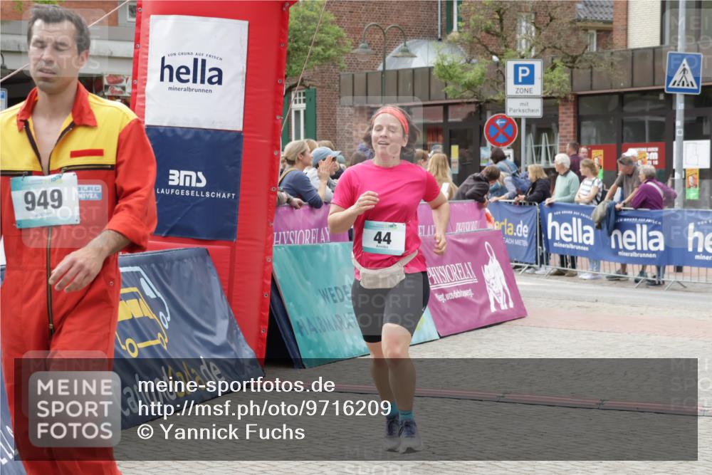 10.05.2026 - 8. Wedeler Halbmarathon Yannick Fuchs http://msf.ph/oto/9716209 10.05.2026 11:35:14 Ziel 44, 949, 2075 meine-sportfotos.de