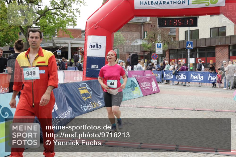 10.05.2026 - 8. Wedeler Halbmarathon Yannick Fuchs http://msf.ph/oto/9716213 10.05.2026 11:35:15 Ziel 44, 334, 949, 2075 meine-sportfotos.de