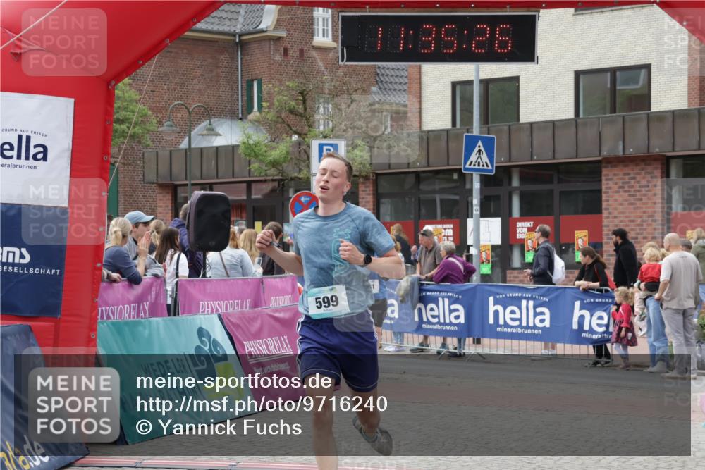 10.05.2026 - 8. Wedeler Halbmarathon Yannick Fuchs http://msf.ph/oto/9716240 10.05.2026 11:35:25 Ziel 334, 599, 971 meine-sportfotos.de