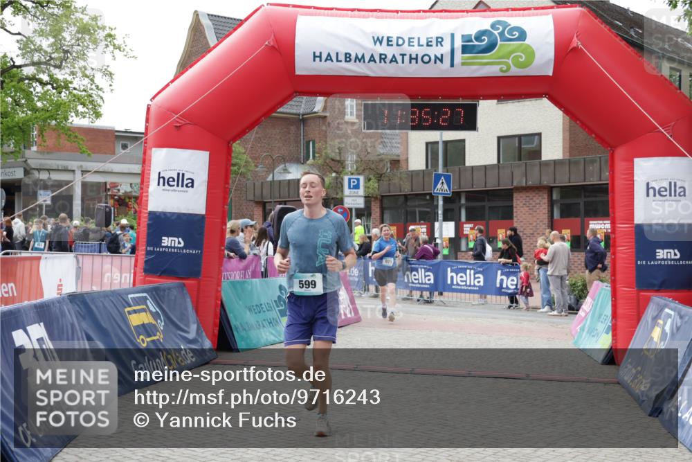 10.05.2026 - 8. Wedeler Halbmarathon Yannick Fuchs http://msf.ph/oto/9716243 10.05.2026 11:35:25 Ziel 334, 599, 971 meine-sportfotos.de