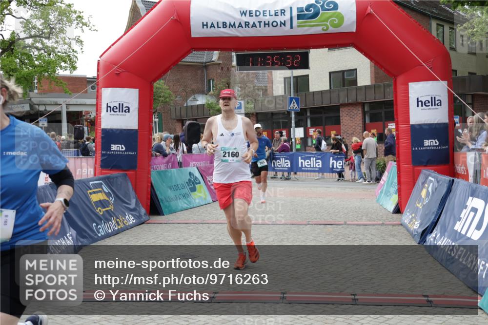 10.05.2026 - 8. Wedeler Halbmarathon Yannick Fuchs http://msf.ph/oto/9716263 10.05.2026 11:35:31 Ziel 705, 706, 785, 971, 2160 meine-sportfotos.de