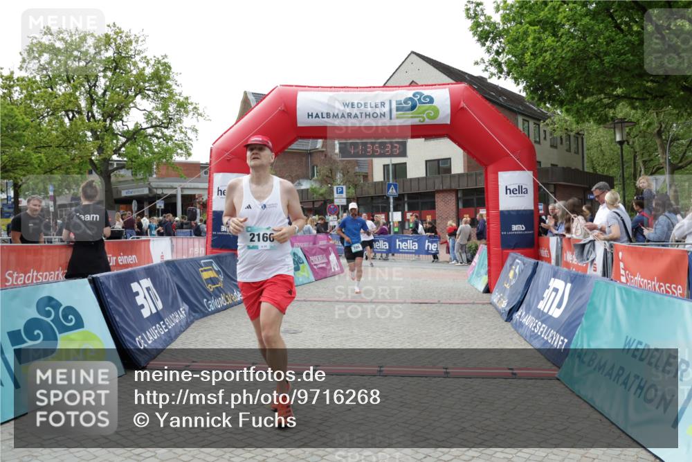 10.05.2026 - 8. Wedeler Halbmarathon Yannick Fuchs http://msf.ph/oto/9716268 10.05.2026 11:35:31 Ziel 705, 706, 785, 971, 2160 meine-sportfotos.de