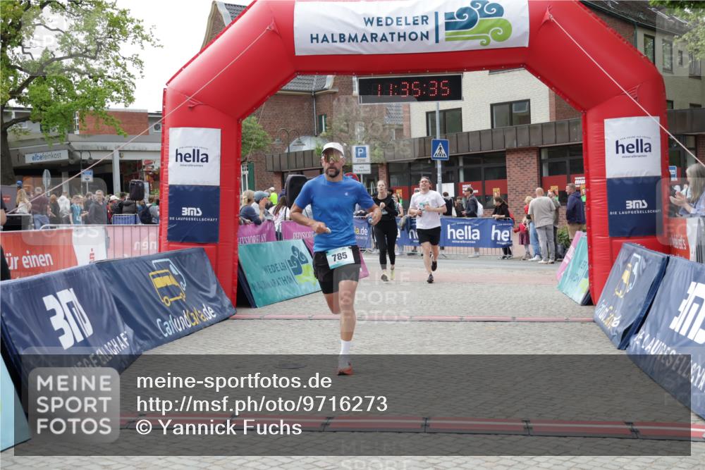 10.05.2026 - 8. Wedeler Halbmarathon Yannick Fuchs http://msf.ph/oto/9716273 10.05.2026 11:35:33 Ziel 705, 706, 785, 971, 2160 meine-sportfotos.de