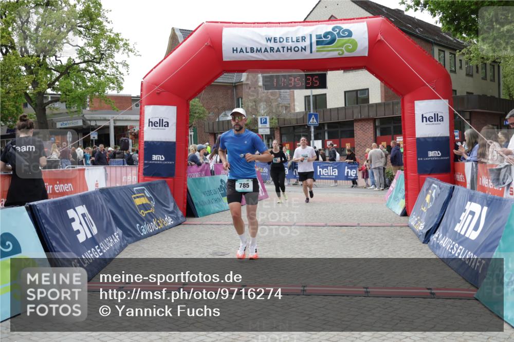 10.05.2026 - 8. Wedeler Halbmarathon Yannick Fuchs http://msf.ph/oto/9716274 10.05.2026 11:35:33 Ziel 705, 706, 785, 971, 2160 meine-sportfotos.de