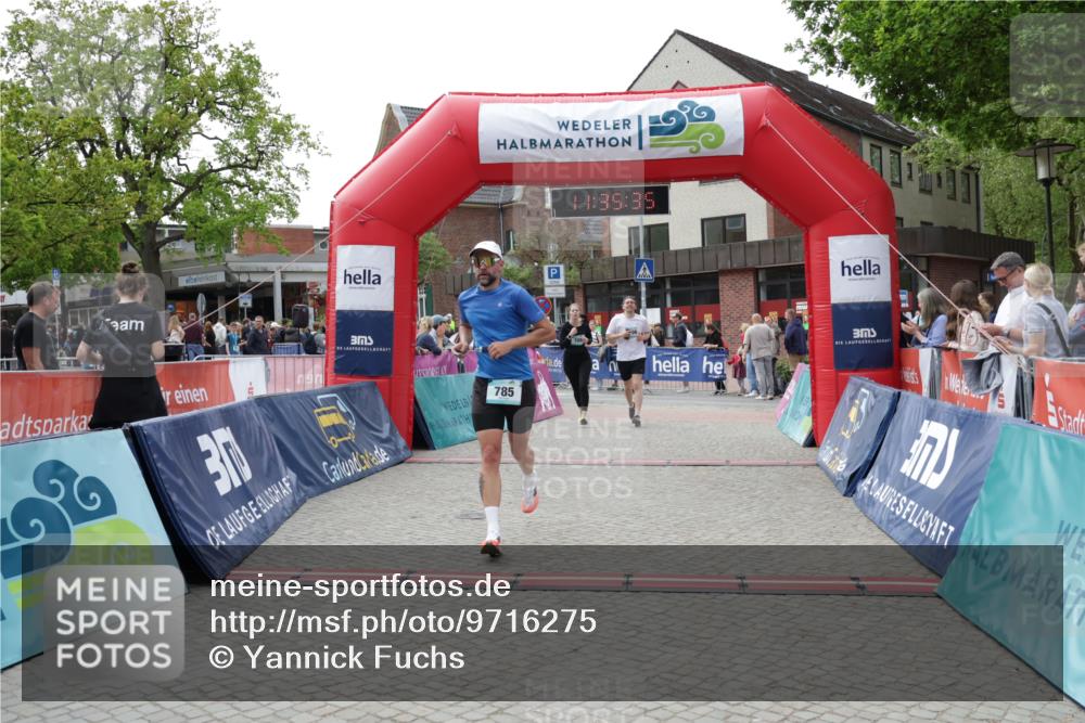 10.05.2026 - 8. Wedeler Halbmarathon Yannick Fuchs http://msf.ph/oto/9716275 10.05.2026 11:35:33 Ziel 705, 706, 785, 971, 2160 meine-sportfotos.de