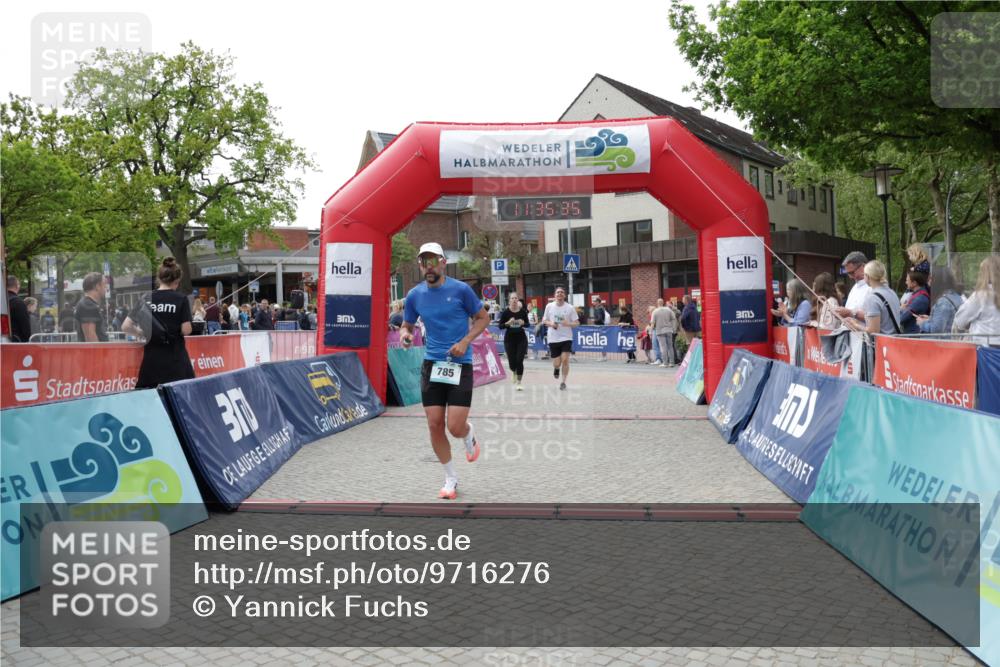10.05.2026 - 8. Wedeler Halbmarathon Yannick Fuchs http://msf.ph/oto/9716276 10.05.2026 11:35:33 Ziel 705, 706, 785, 971, 2160 meine-sportfotos.de
