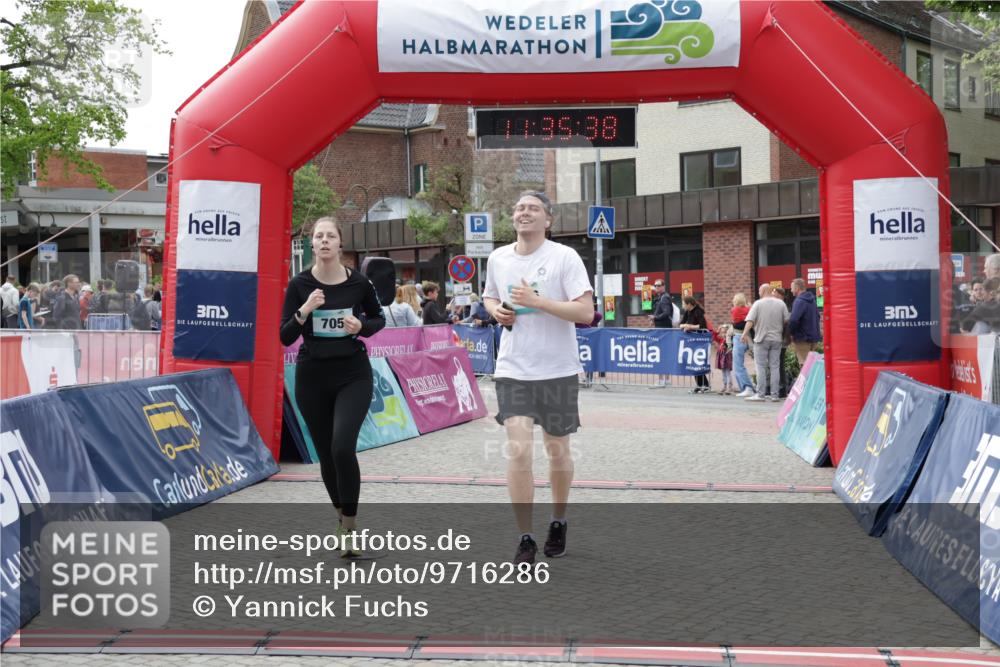 10.05.2026 - 8. Wedeler Halbmarathon Yannick Fuchs http://msf.ph/oto/9716286 10.05.2026 11:35:36 Ziel 705, 706, 727, 785, 2160 meine-sportfotos.de