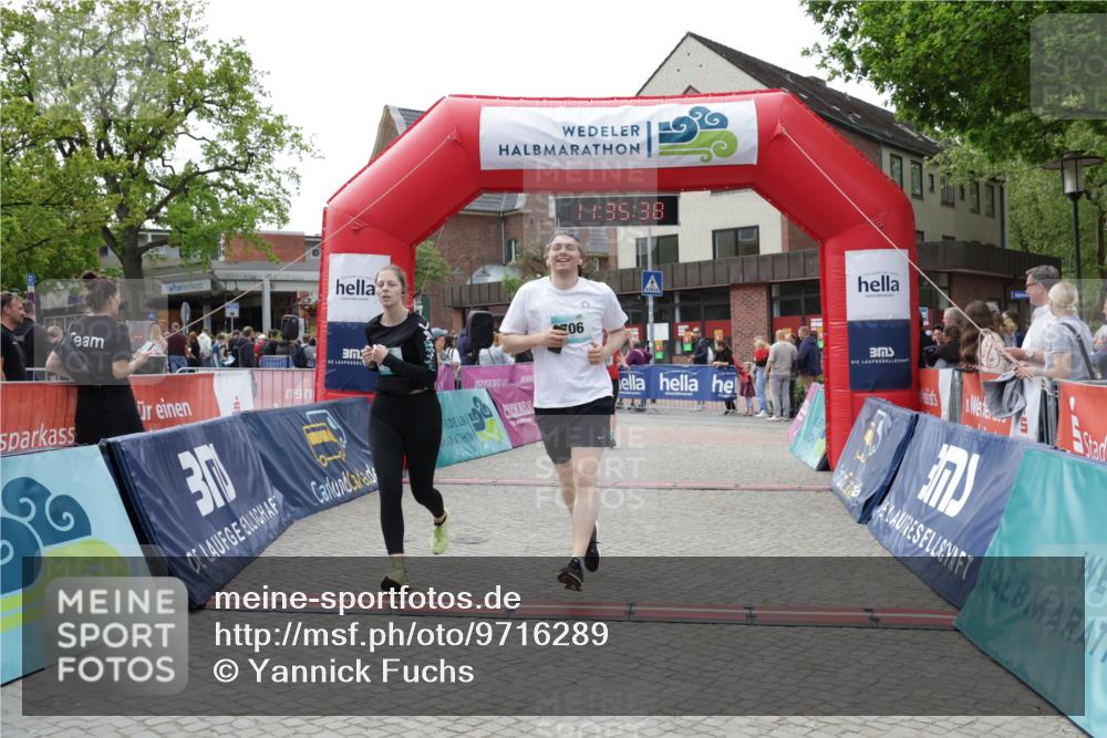 10.05.2026 - 8. Wedeler Halbmarathon Yannick Fuchs http://msf.ph/oto/9716289 10.05.2026 11:35:36 Ziel 705, 706, 727, 785, 2160 meine-sportfotos.de