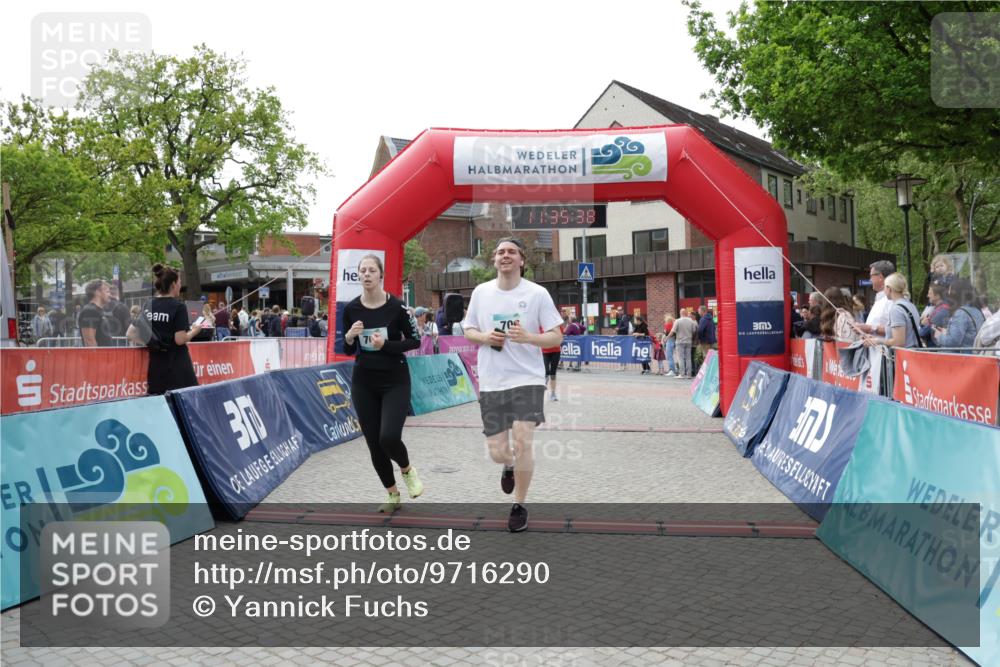 10.05.2026 - 8. Wedeler Halbmarathon Yannick Fuchs http://msf.ph/oto/9716290 10.05.2026 11:35:37 Ziel 705, 706, 727, 785 meine-sportfotos.de