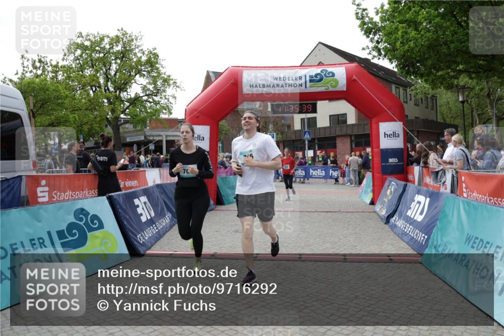 10.05.2026 - 8. Wedeler Halbmarathon Yannick Fuchs http://msf.ph/oto/9716292 10.05.2026 11:35:37 Ziel 705, 706, 727, 785 meine-sportfotos.de