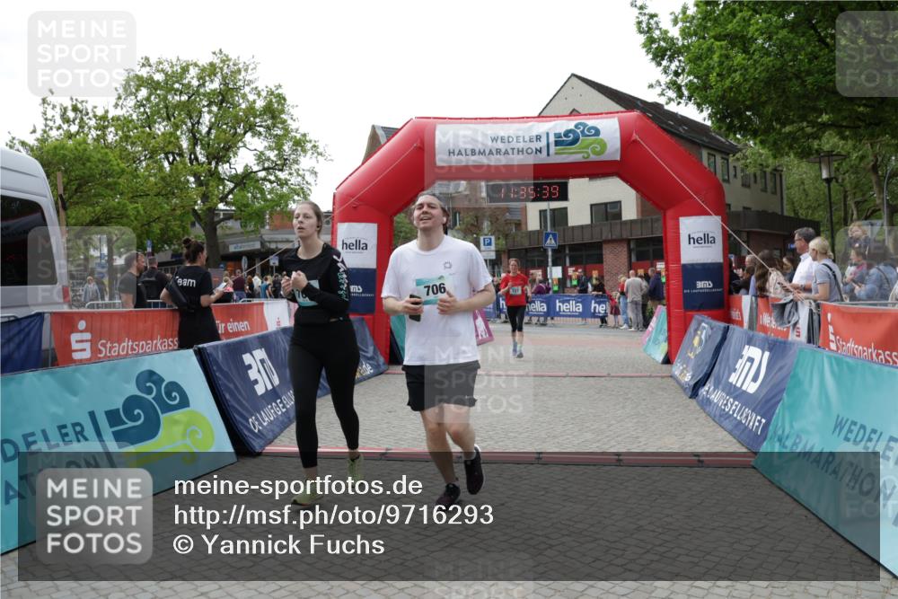 10.05.2026 - 8. Wedeler Halbmarathon Yannick Fuchs http://msf.ph/oto/9716293 10.05.2026 11:35:37 Ziel 705, 706, 727, 785 meine-sportfotos.de