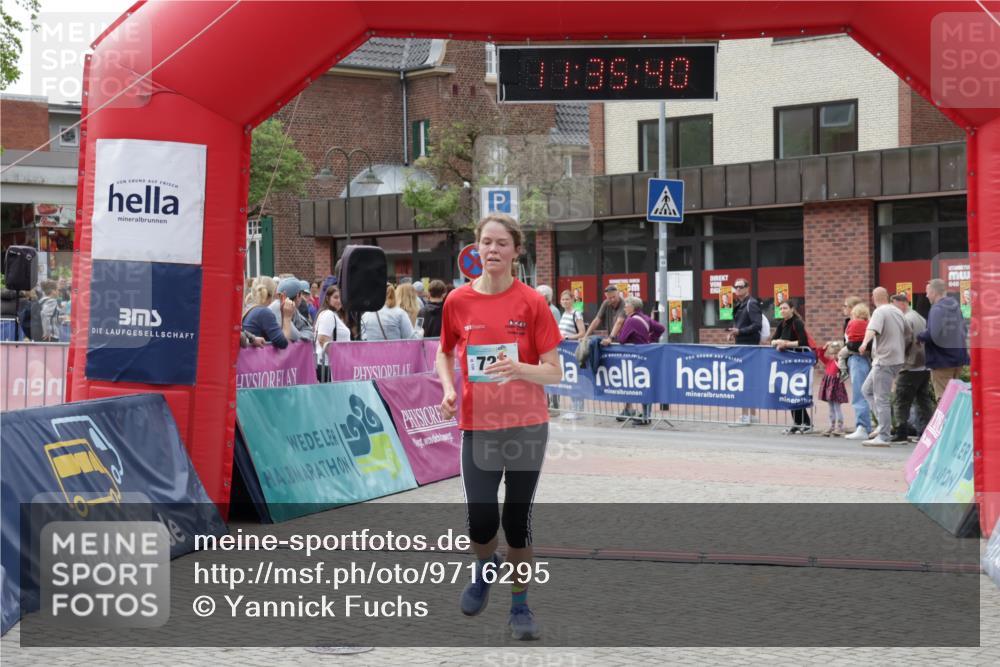 10.05.2026 - 8. Wedeler Halbmarathon Yannick Fuchs http://msf.ph/oto/9716295 10.05.2026 11:35:39 Ziel 705, 706, 727 meine-sportfotos.de