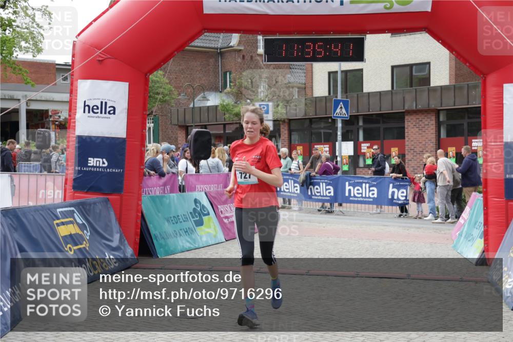 10.05.2026 - 8. Wedeler Halbmarathon Yannick Fuchs http://msf.ph/oto/9716296 10.05.2026 11:35:39 Ziel 705, 706, 727 meine-sportfotos.de