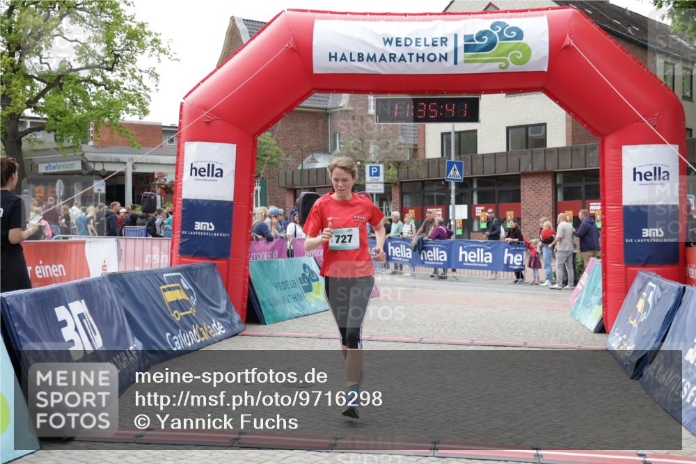 10.05.2026 - 8. Wedeler Halbmarathon Yannick Fuchs http://msf.ph/oto/9716298 10.05.2026 11:35:39 Ziel 705, 706, 727 meine-sportfotos.de