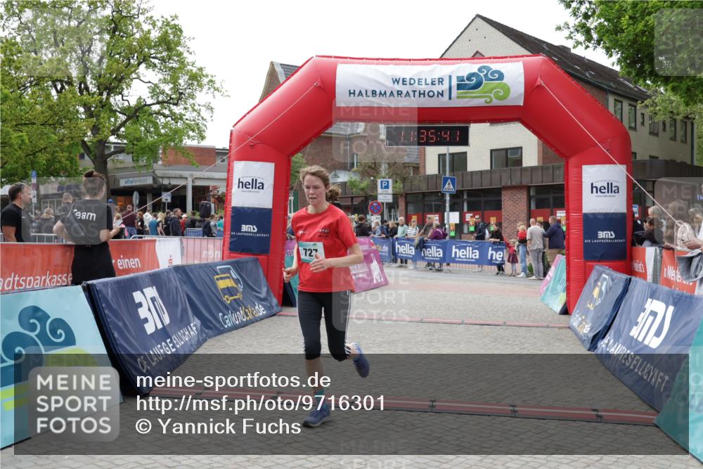 10.05.2026 - 8. Wedeler Halbmarathon Yannick Fuchs http://msf.ph/oto/9716301 10.05.2026 11:35:40 Ziel 705, 706, 727 meine-sportfotos.de
